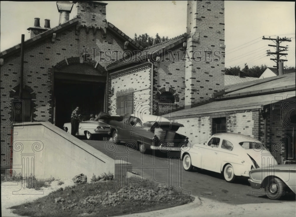1960, Cars Lined Up to Throw Garbage in Incinerator in Shorewood - Historic Images