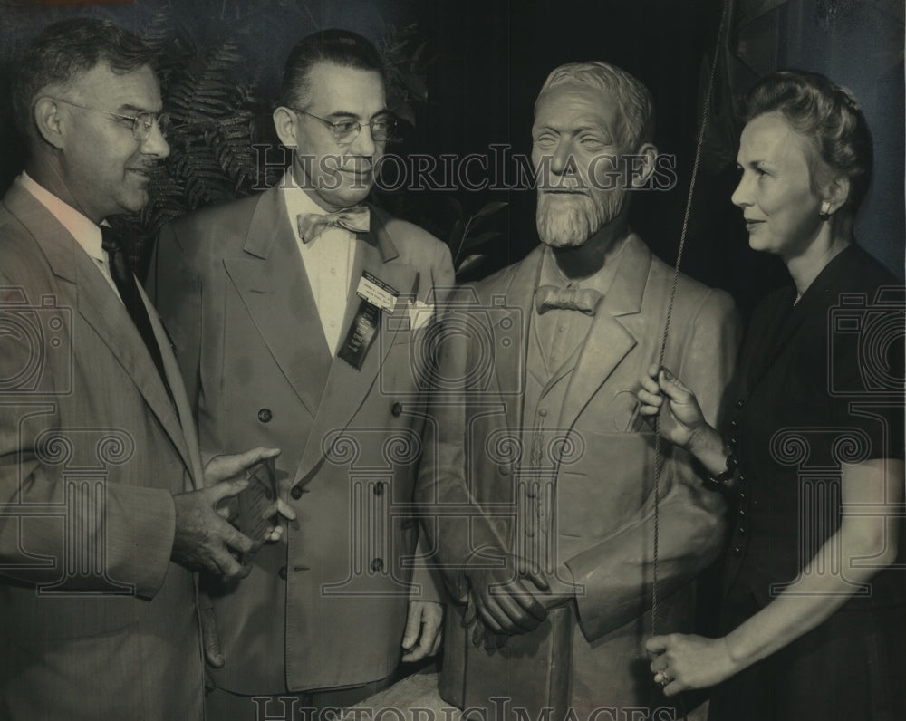 1951 Press Photo Dr. Campbell Ward, Dr. Vincent Carroll, J.S. Denslow With Bust-Historic Images