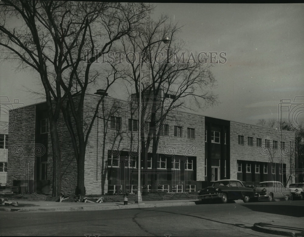 1959 Press Photo Cars in front of new county offices, Stevens Point, Wisconsin - Historic Images