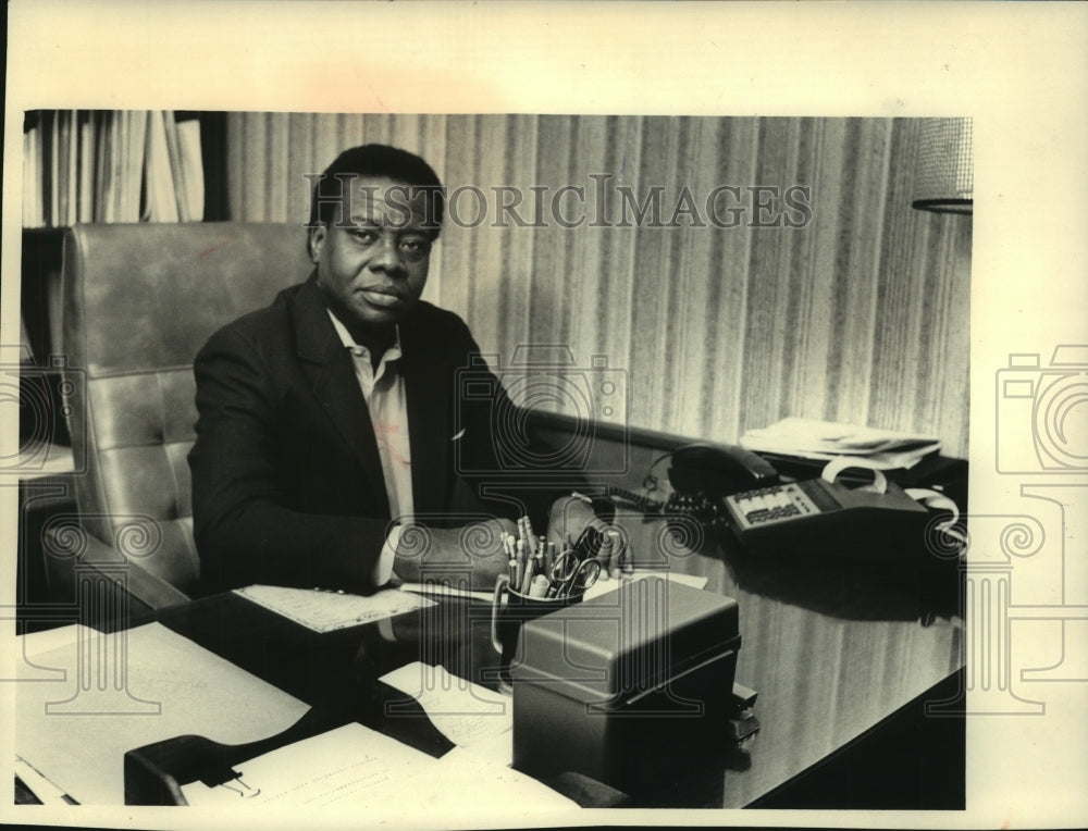 1987 Press Photo Ernest Spaights, professor at UWM, sits at desk - mjc06917 - Historic Images