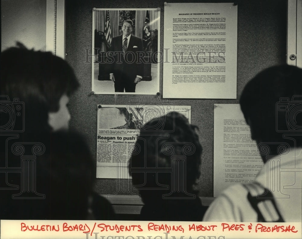 1985 Press Photo Gordon Tech students read bulletin board about Reagan tax plan - Historic Images