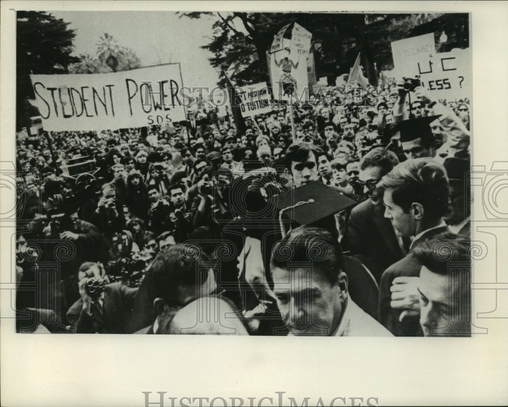 1968 Press Photo Protesters with signs at University of California - mjc07014 - Historic Images