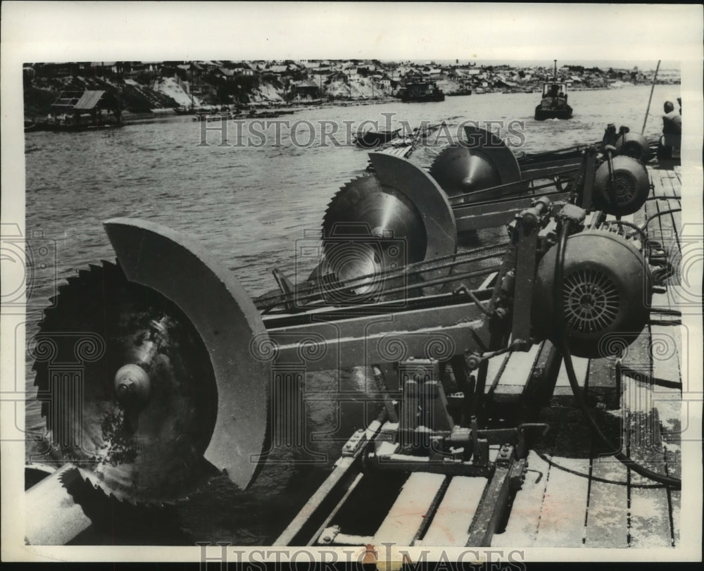 1957 Press Photo Large saws to cut logs near waters edge, Stalingrad Russia - Historic Images