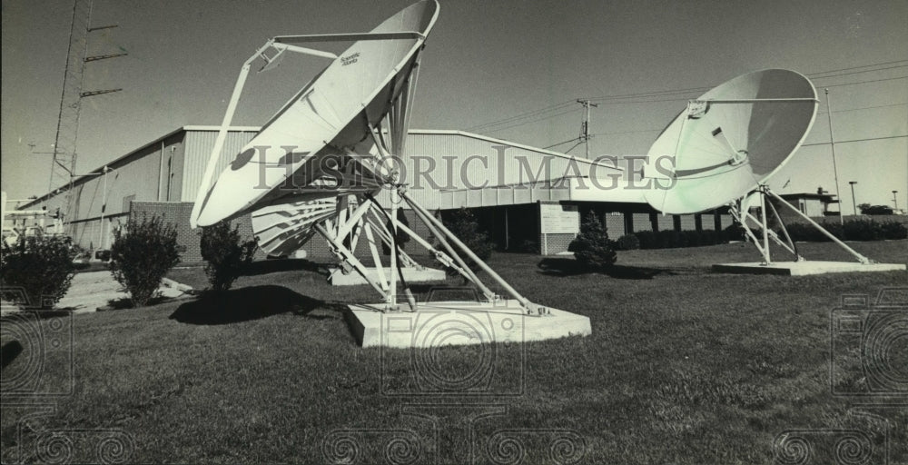 1981 Press Photo Large cable satellite dishes, New Berlin, Wisconsin - mjc07045 - Historic Images