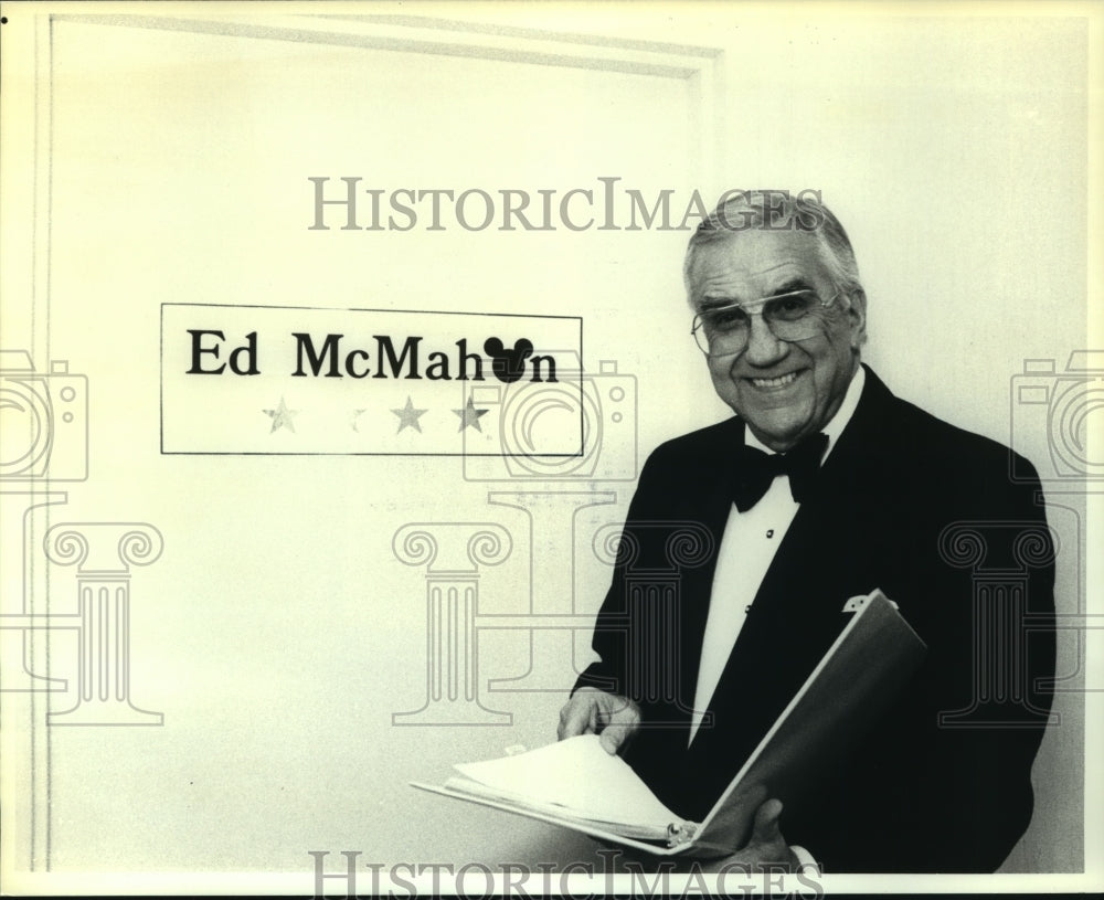 1993 Press Photo Ed McMahon posing in front of his dressing room door - Historic Images