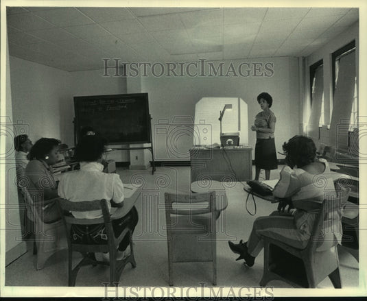 1984 Press Photo Marie Crockett, Teenparent Education & Training talks to girls. - Historic Images