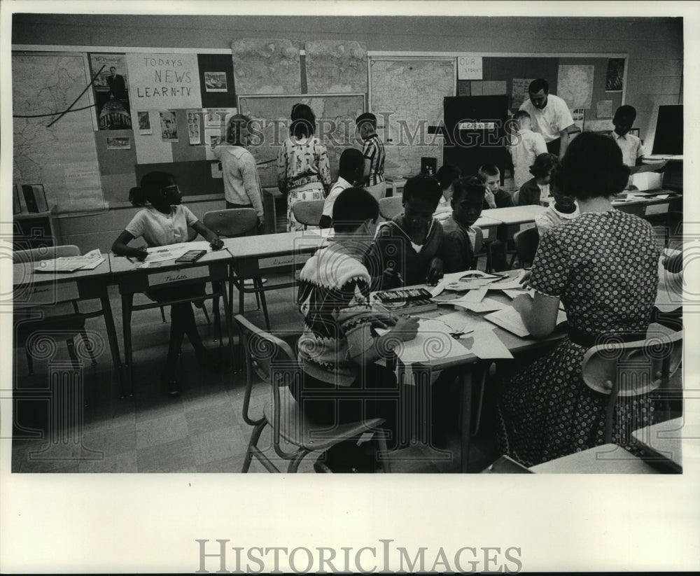 1964 Press Photo Television being used to improve school studies - mjc07113 - Historic Images