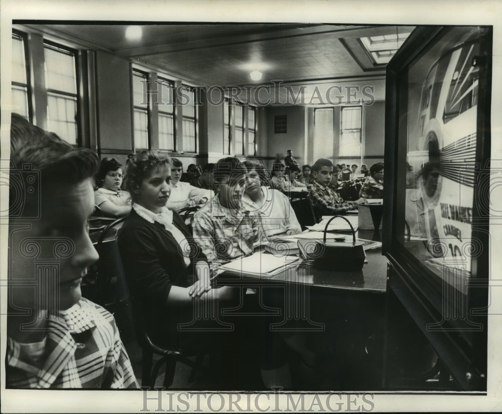 1958 Press Photo Television set used in Milwaukee classroom experiment Wisconsin-Historic Images