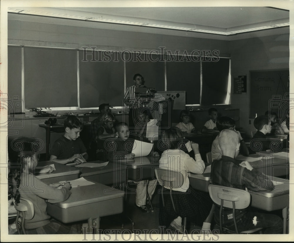1964 Press Photo John Cameron operates TV camera Ames Campus School Wisconsin - Historic Images