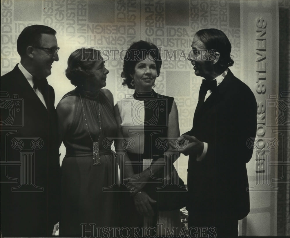 1972 Press Photo Brooks Stevens and others at pre-awards dinner party Wisconsin - Historic Images