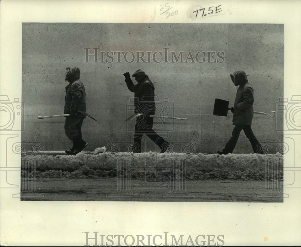 1978 Press Photo Men armed with shovels to get to work through snow Milwaukee - Historic Images