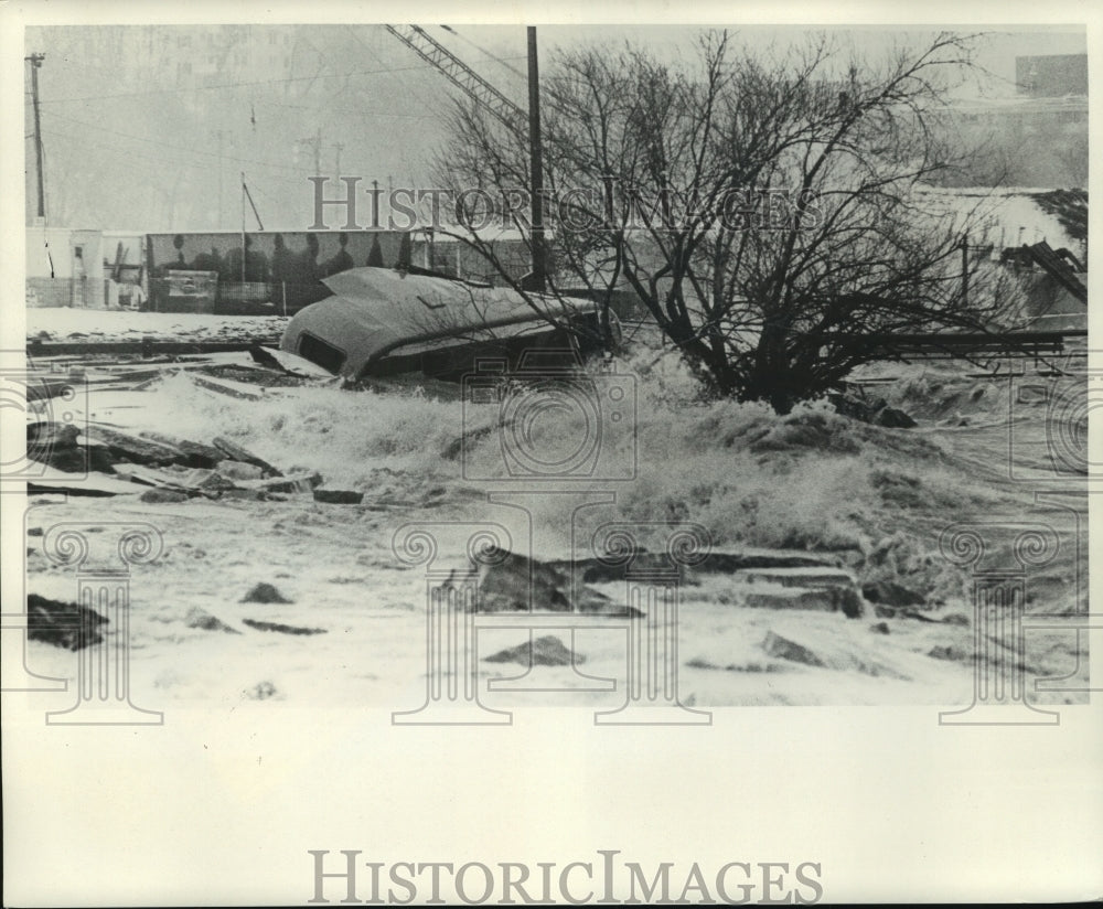 1965 Storm damage on Lake Michigan shoreline Milwaukee - Historic Images