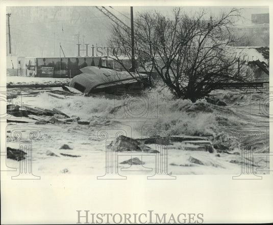 1965 Storm damage on Lake Michigan shoreline Milwaukee - Historic Images