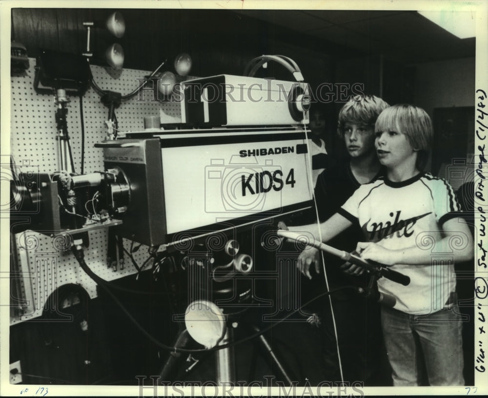 1982 Press Photo Chris Kerwin, Glen Zwig, work with a camera, KIDS-4 cable show - Historic Images