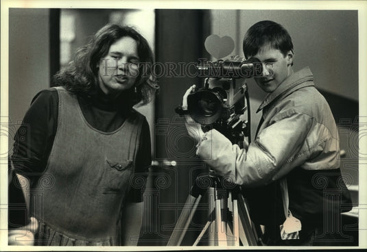 1993 Press Photo Andrew Prost, Penny Andrews, works camera for KIDS-4 cable show - Historic Images