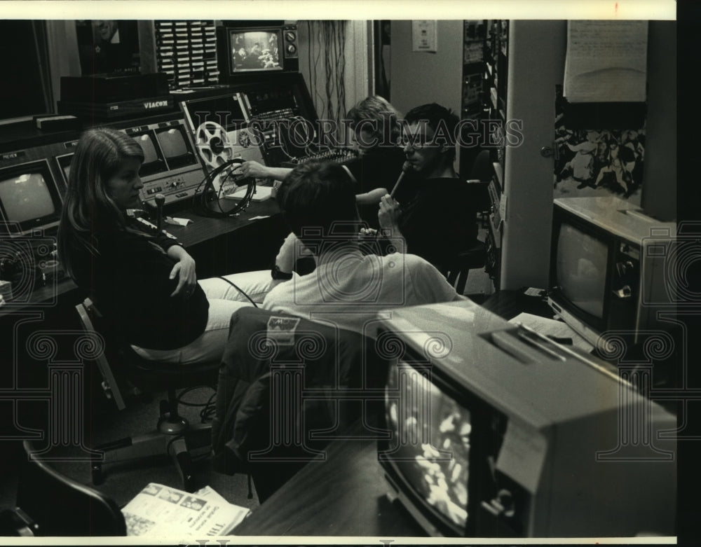 1992 Press Photo People discussing public access cable television, Glendale - Historic Images