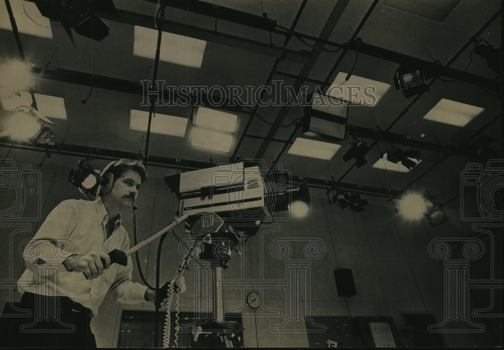 1982 Press Photo Gary Johnson using studio camera at Cablevision, West Allis - Historic Images