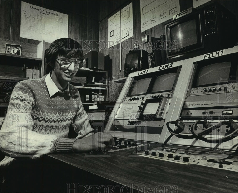 1981 Press Photo Chris Owen, control board cable television, Eau Claire Library-Historic Images
