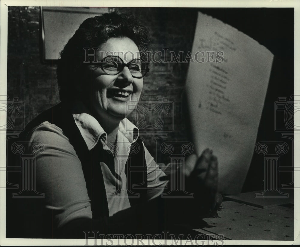 1979 Press Photo Sharon Taylor waved statistics sheet for Forty Plus Wisconsin - Historic Images