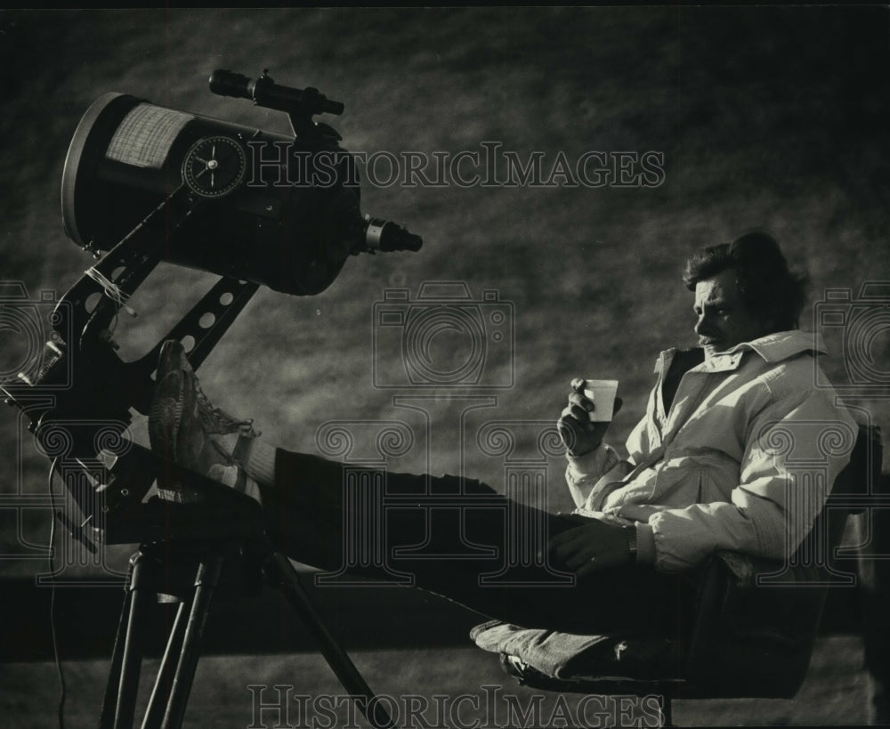 1990 Press Photo Scott Meyer sun watching with telescope Milwaukee Wisconsin - Historic Images