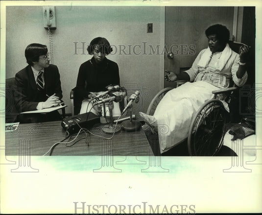 1981 Press Photo Ronald Taylor shot by police being interviewed Wisconsin - Historic Images
