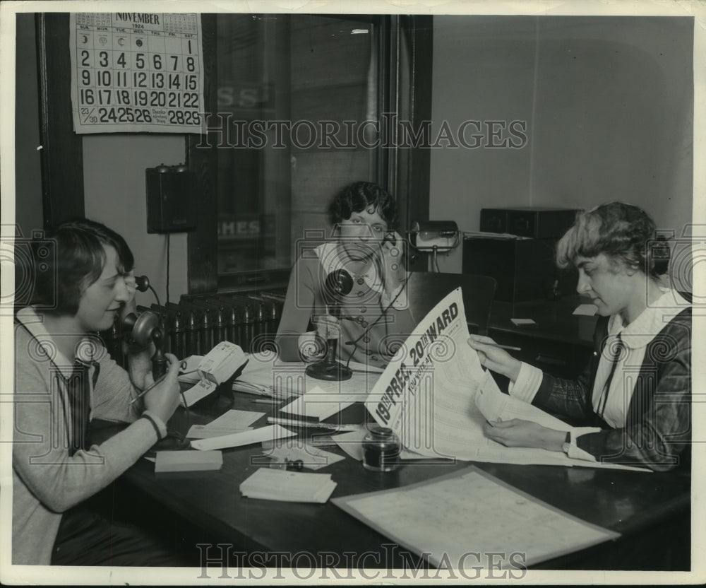 1950 Press Photo Women Working at Table - mjc07182 - Historic Images