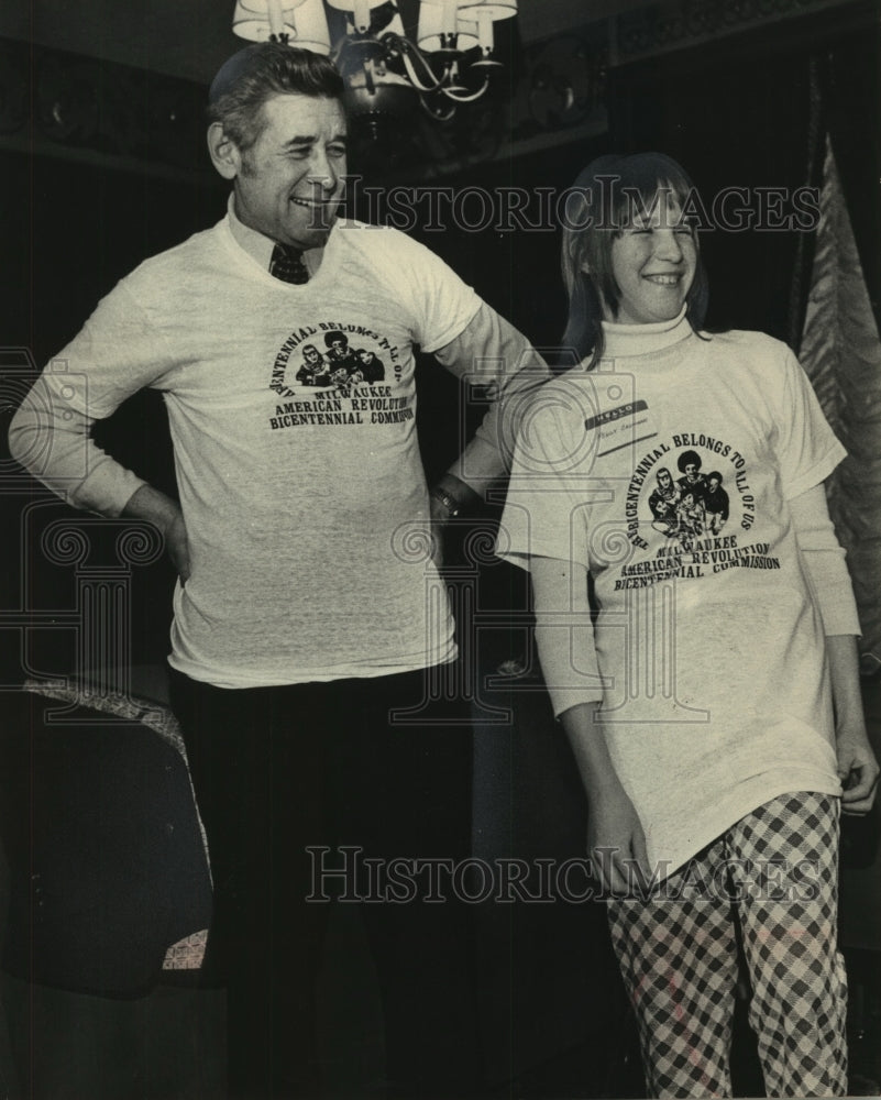 1975 Press Photo Mayor Henry Maier and Peggy Erdmann in Bicentennial Shirts - Historic Images