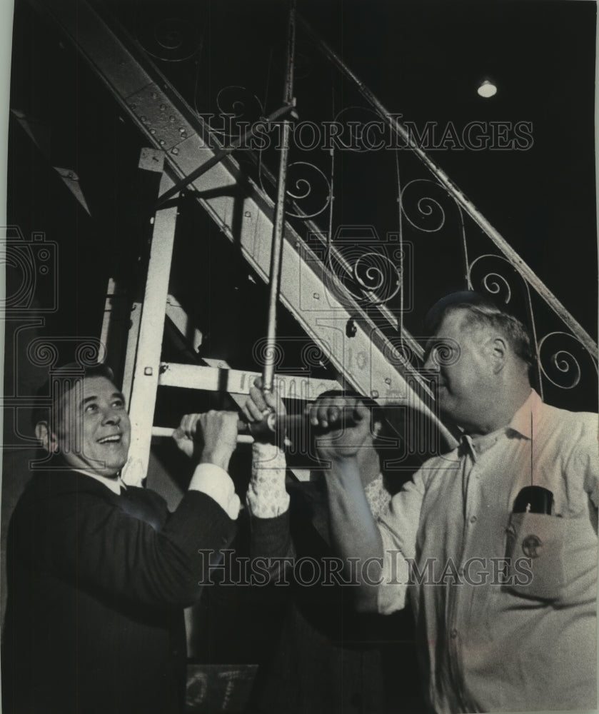 1973 Press Photo Mayor Maier rang City Hall bell for Indochina peace Milwaukee - Historic Images
