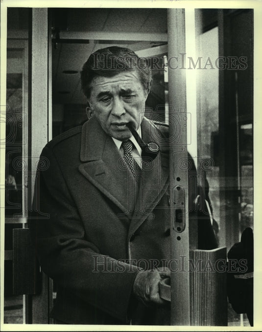 1980 Press Photo Henry W. Maier leaving local Union Headquarters (Fire Fighters) - Historic Images