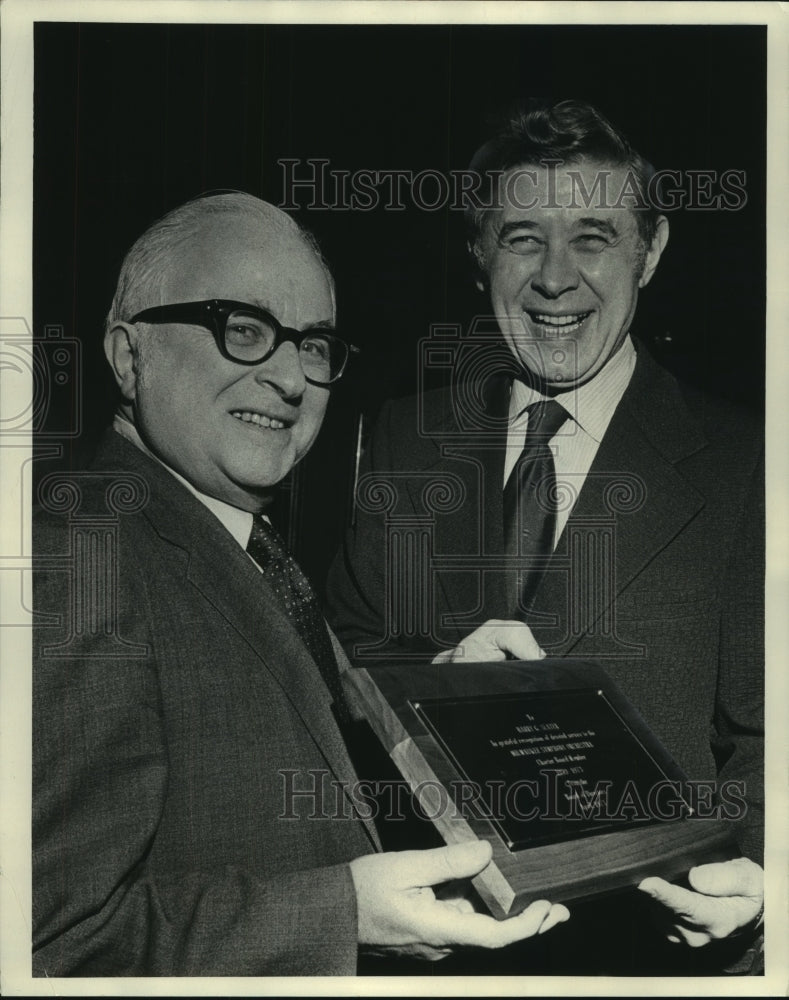 1973 Press Photo Mayor Henry Maier gives Harry Slater an award Milwaukee - Historic Images