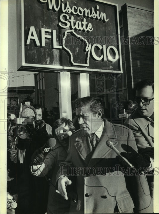 1980, Mayor Maier and others leave Milwaukee Fire Fighters union - Historic Images