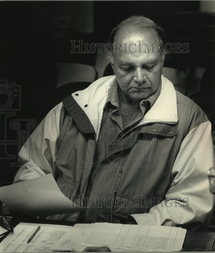 1988 Press Photo Waukesha County Developer Bryce Styza Looks Over Paperwork - Historic Images