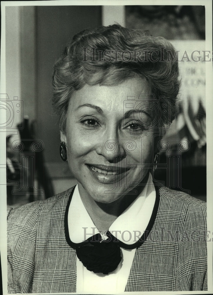 1989 Press Photo Director of Multicultural Department Olga Valcourt-Schwartz - Historic Images