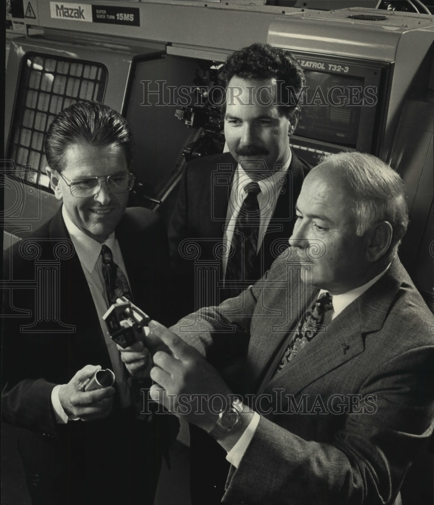 1992 Press Photo Richard Vallin Uses Micrometer To Measure Machine Part - Historic Images