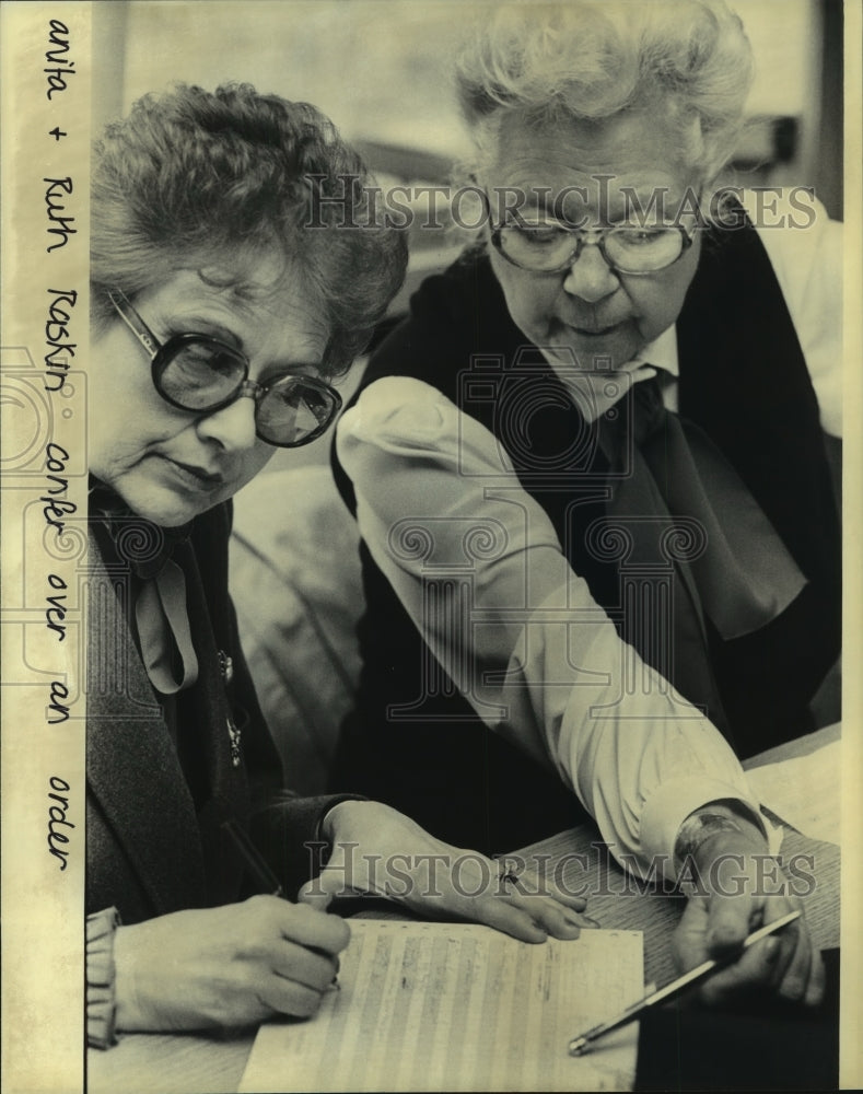 1983 Press Photo Anita And Ruth Taskin Confer Over An Order - mjc07266 - Historic Images