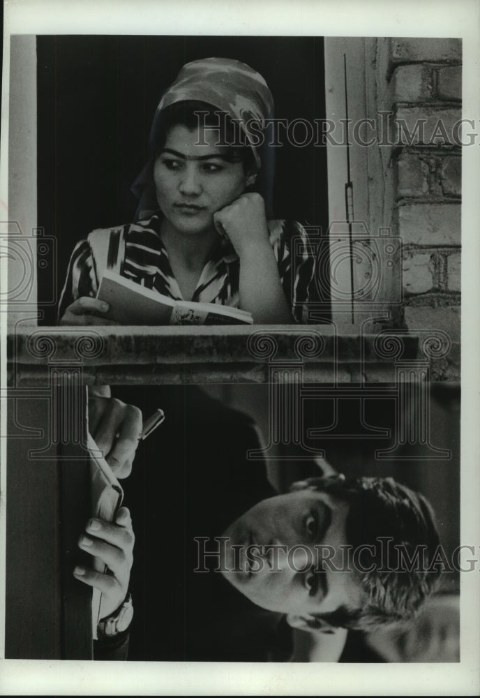 1967 Press Photo An Uzbek college girl studied at a window in Samarkand - Historic Images