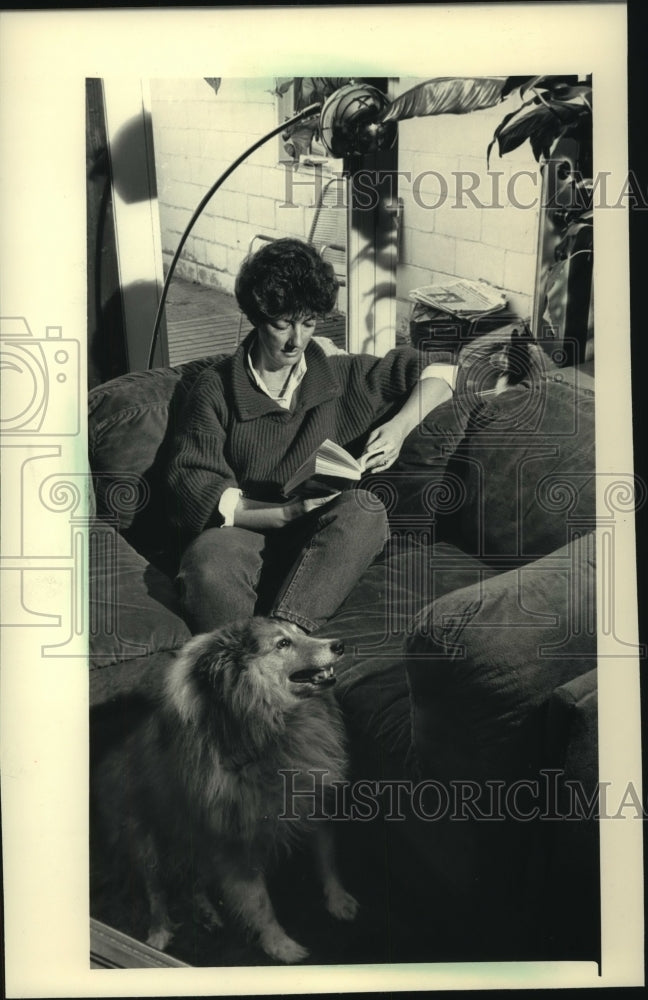 1986 Press Photo Sue Ann Thompson relaxing at home with family dog, Wisconsin - Historic Images