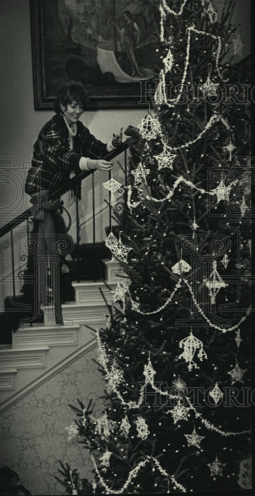 1987, Sue Ann Thompson wants the governor's residence decor softer - Historic Images