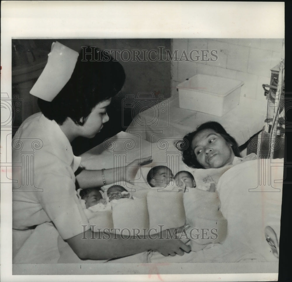1963, Mrs. Alfredo Ylanan gave birth to quadruplets in Manila - Historic Images