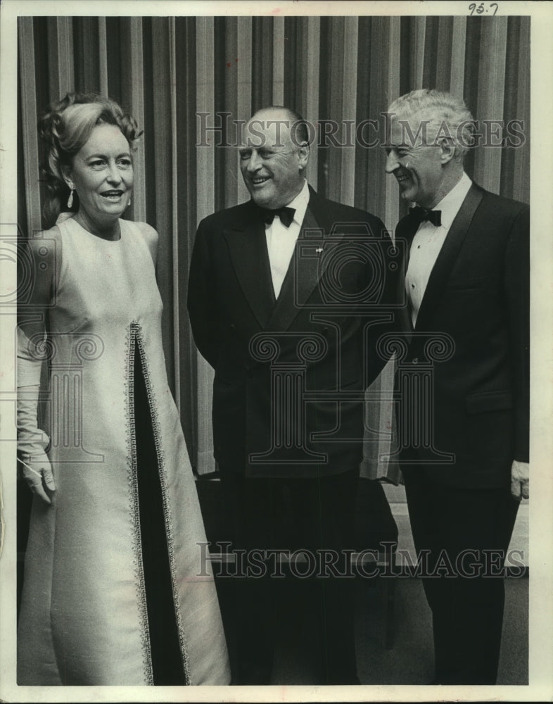 1968 Press Photo King Olav V of Norway with Wisconsin governor Warren Knowles - Historic Images