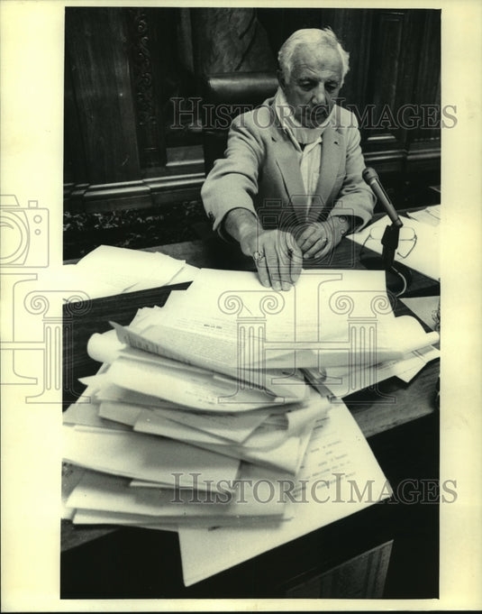 1985 Press Photo Christ Seraphim, Milwaukee Judge, wearing neck brace - Historic Images
