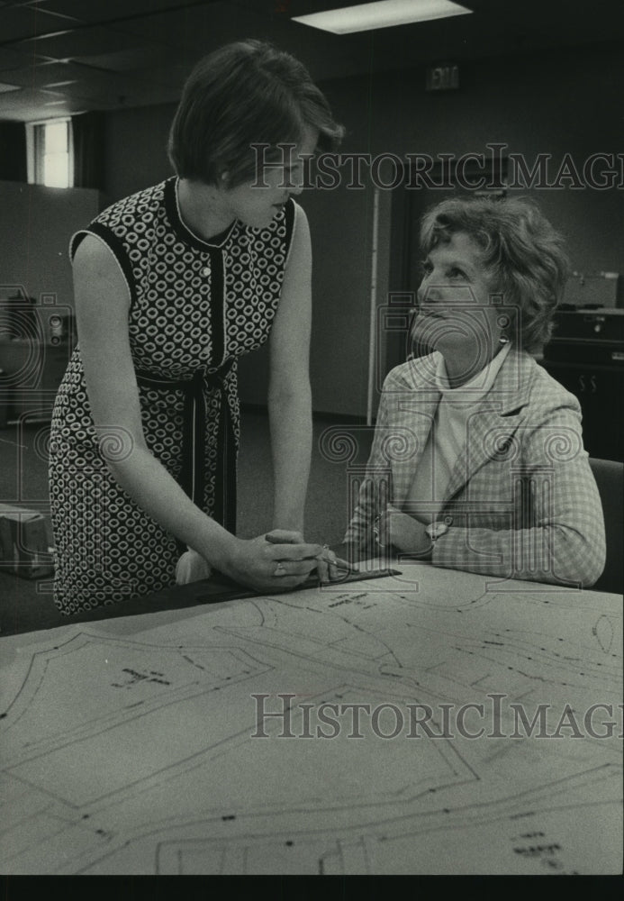 1975 Press Photo Joan Severa &amp; Mary Elliot at Wisconsin State Historical Society - Historic Images