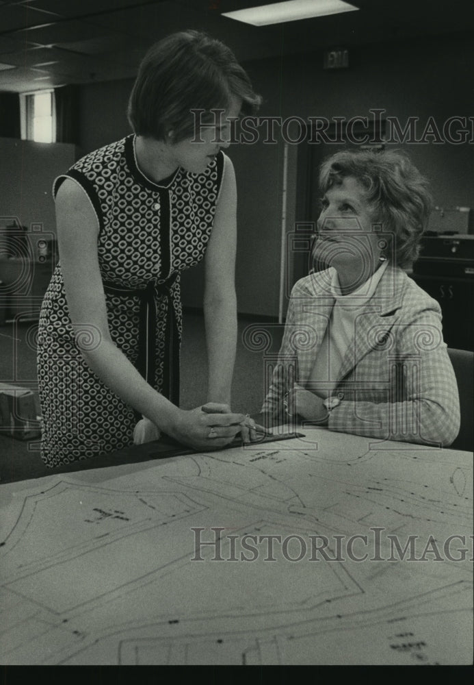 1975 Press Photo Joan Severa & Mary Elliot at Wisconsin State Historical Society - Historic Images