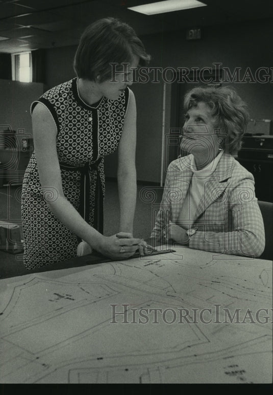 1975 Press Photo Joan Severa & Mary Elliot at Wisconsin State Historical Society - Historic Images