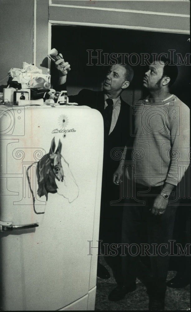 1971 Press Photo Judge Christ Seraphim with Chester Hines looking for violations - Historic Images