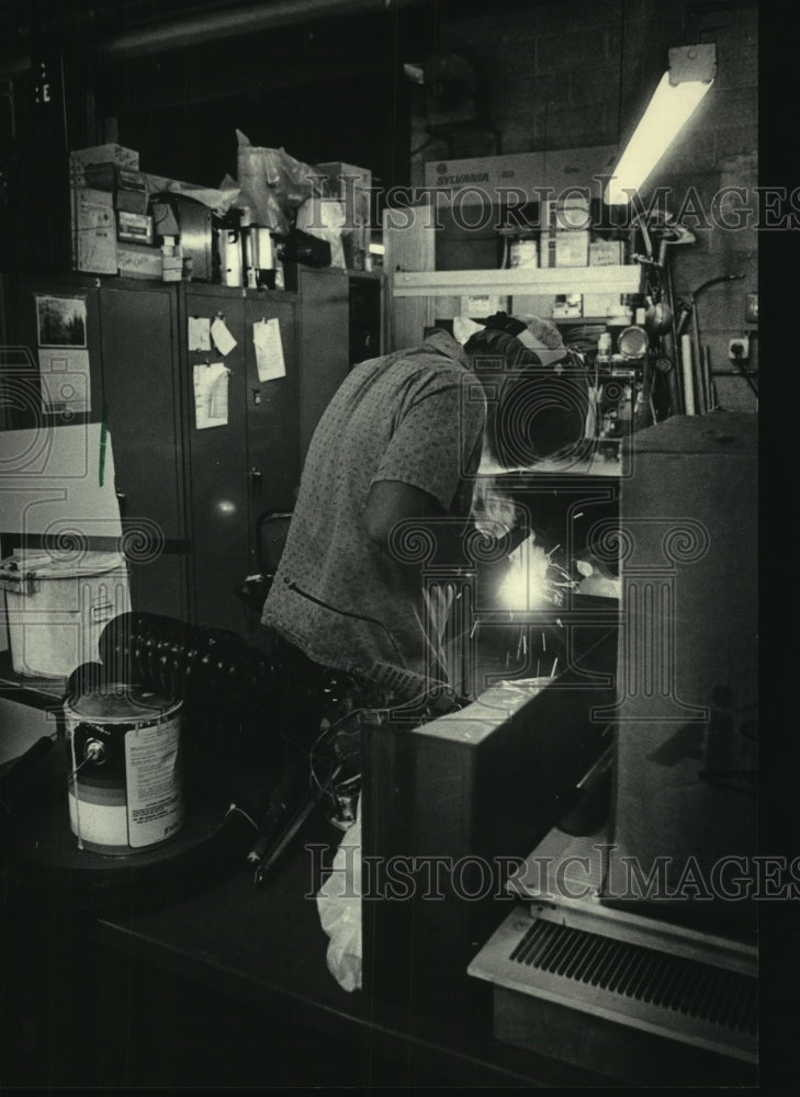 1984 Press Photo A welder worked at Sentry Equipment Corp Wisconsin - mjc07449 - Historic Images