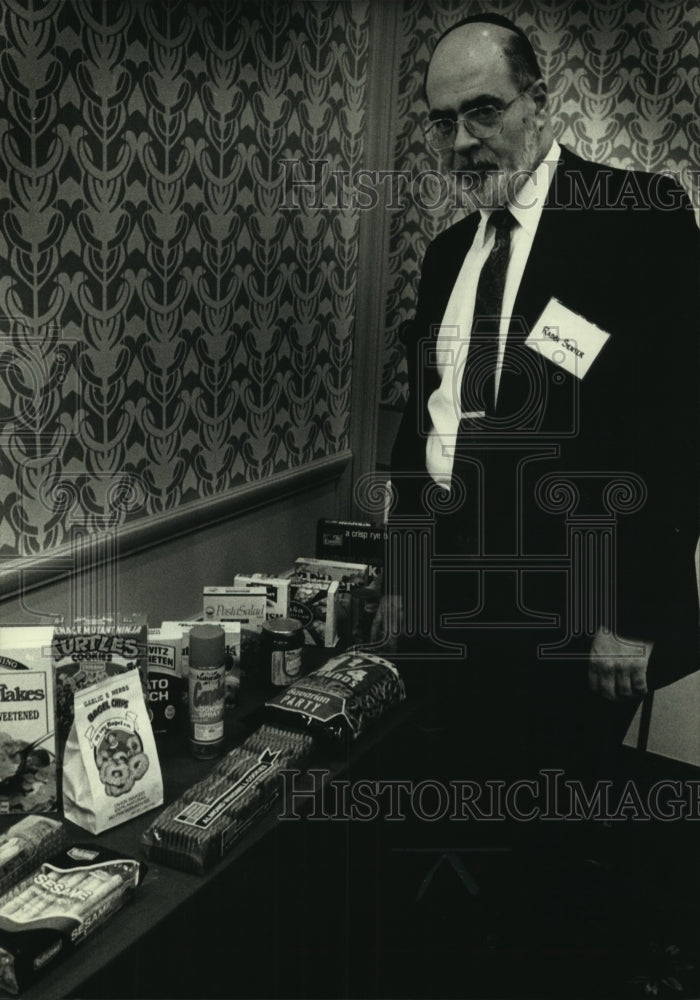 1990 Press Photo Rabbi Harvey Senter discusses Kosher foods Wisconsin - Historic Images