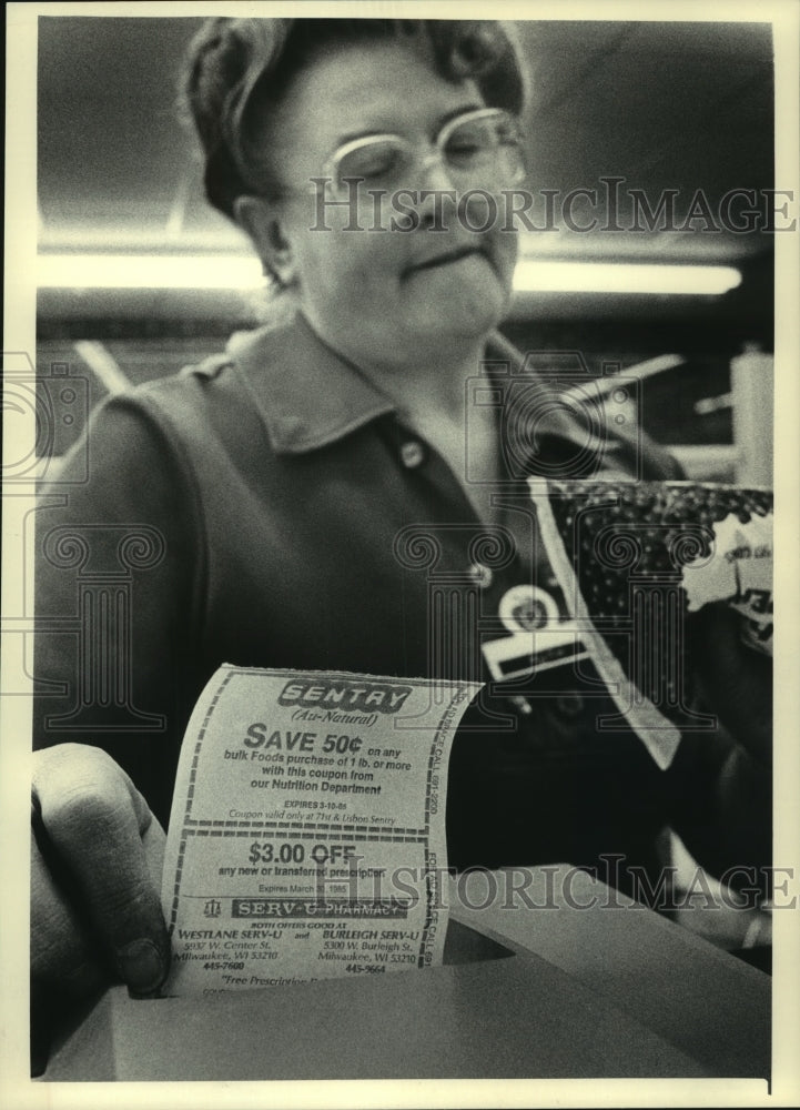 1986 Press Photo Ruth Winkelmann head cashier at Sentry Food Store Wisconsin - Historic Images