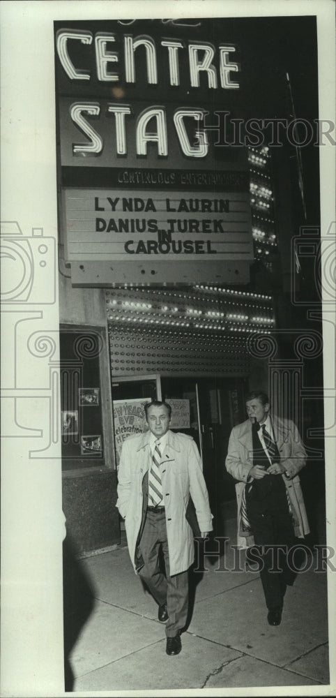 1975 Press Photo Mayor Majer and Police Captain Edmund Kazmierski leave theater - Historic Images