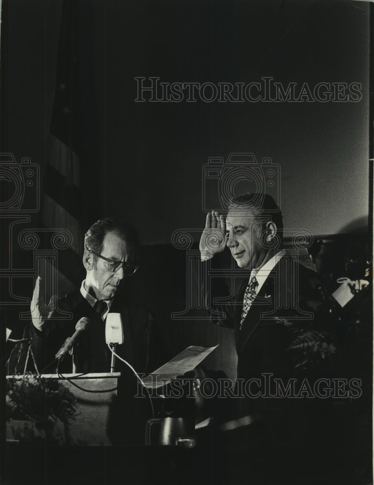 1972 Press Photo Justice Robert Hansen administers oath to Judge Christ Seraphim - Historic Images